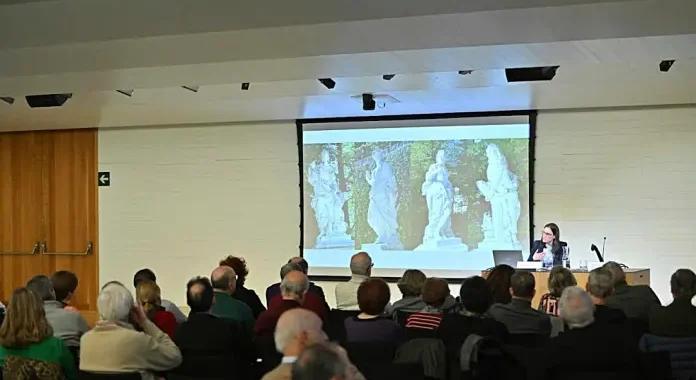 La ponencia ‘Alajas de rey’ se centró en las numerosas esculturas que pueden contemplarse tanto en los Jardines de La Granja como en el interior del Palacio Real